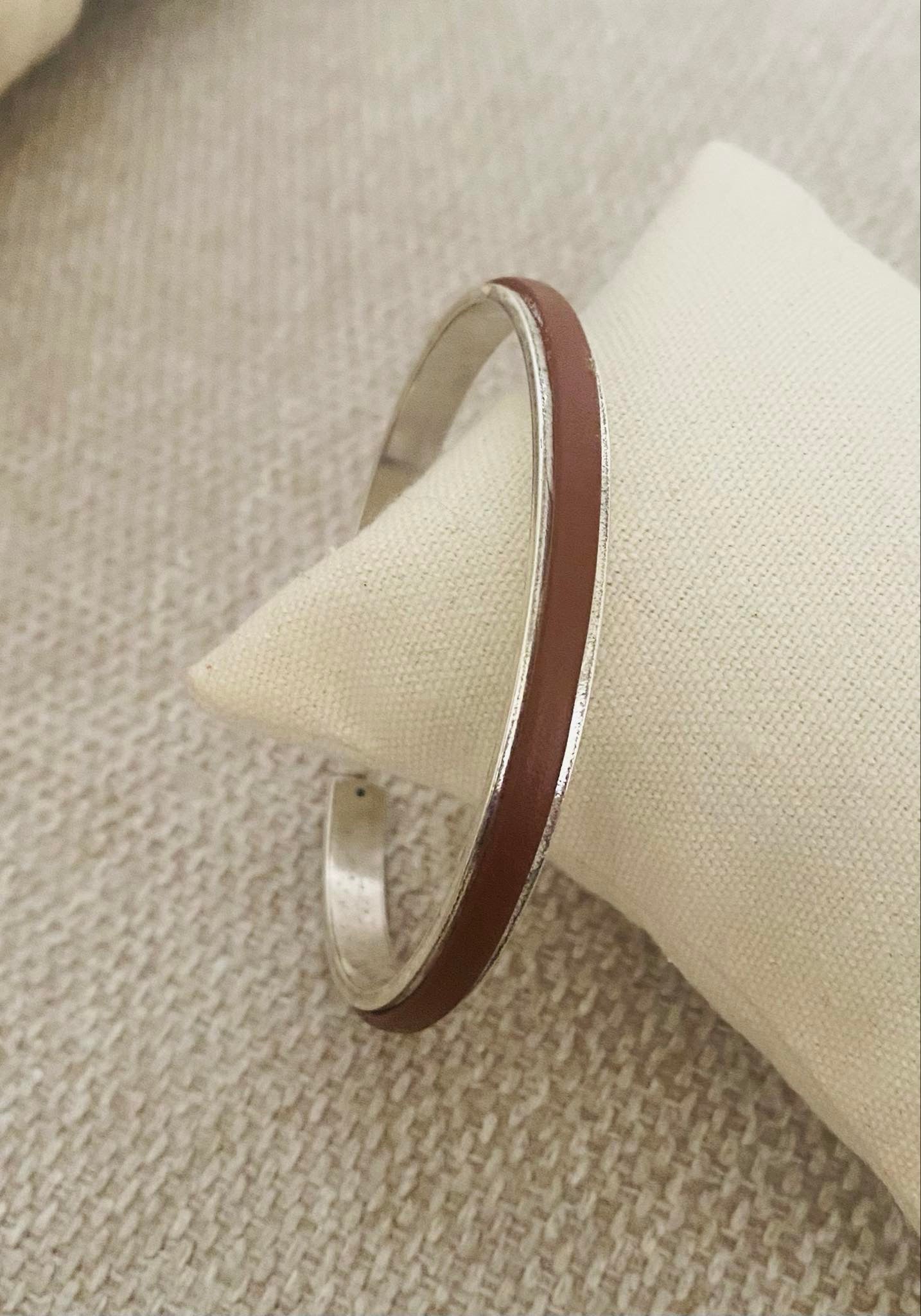 Manchettes fines en argent vieilli et cuir