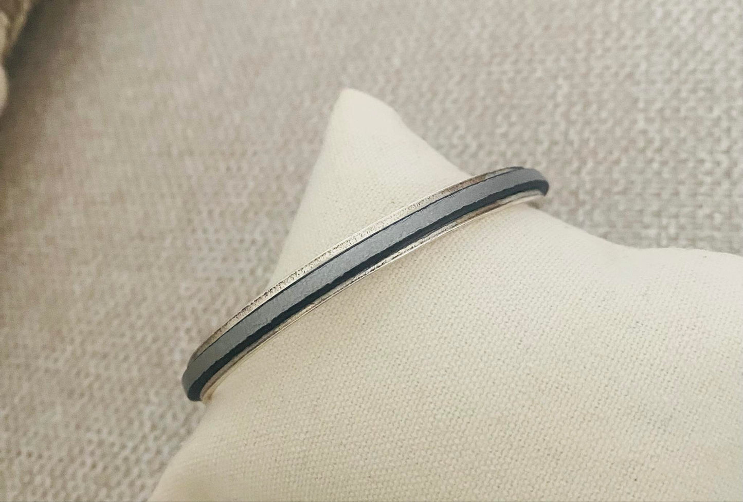 Manchettes fines en argent vieilli et cuir